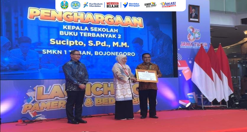 Plt. Kepala SMKN 2 Tuban Raih Penghargaan Kepala Sekolah dengan Buku Terbanyak se-Jawa Timur